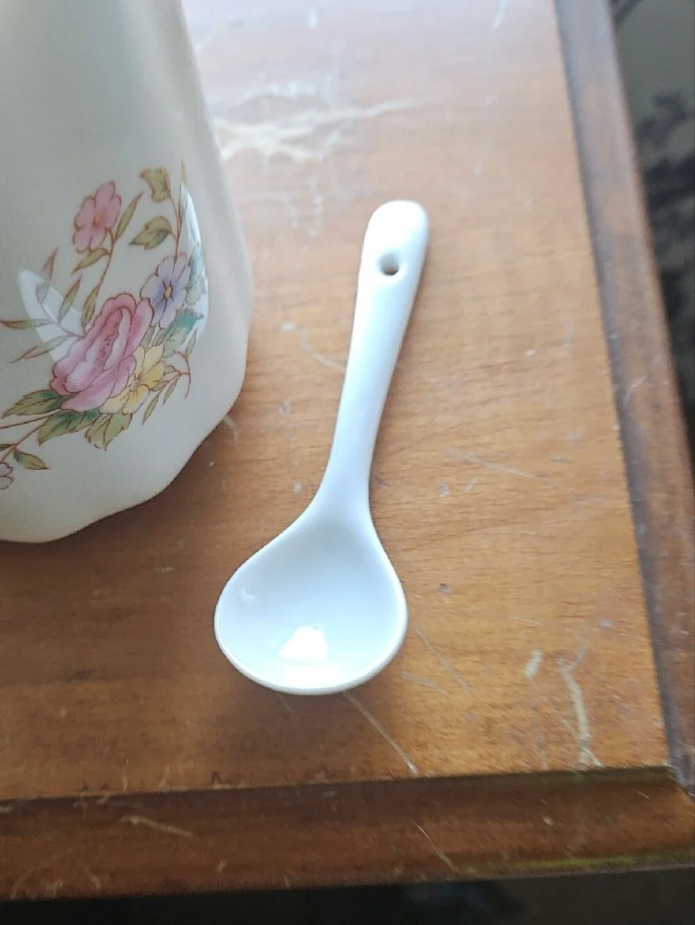 FTDA Ceramic Floral Canister with Spoon - White